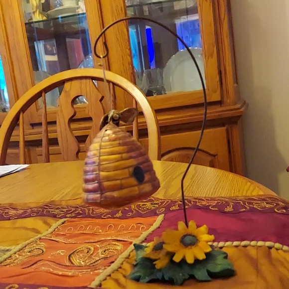 Bee hive with flowery holder - Picture 1 of 9